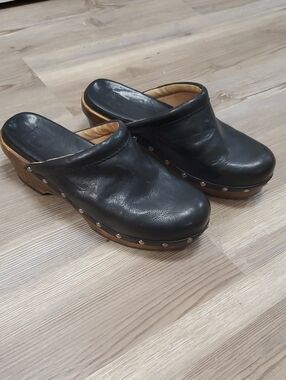 FRYE Clara Campus Black Leather/Wood Studded Slip-On Clogs